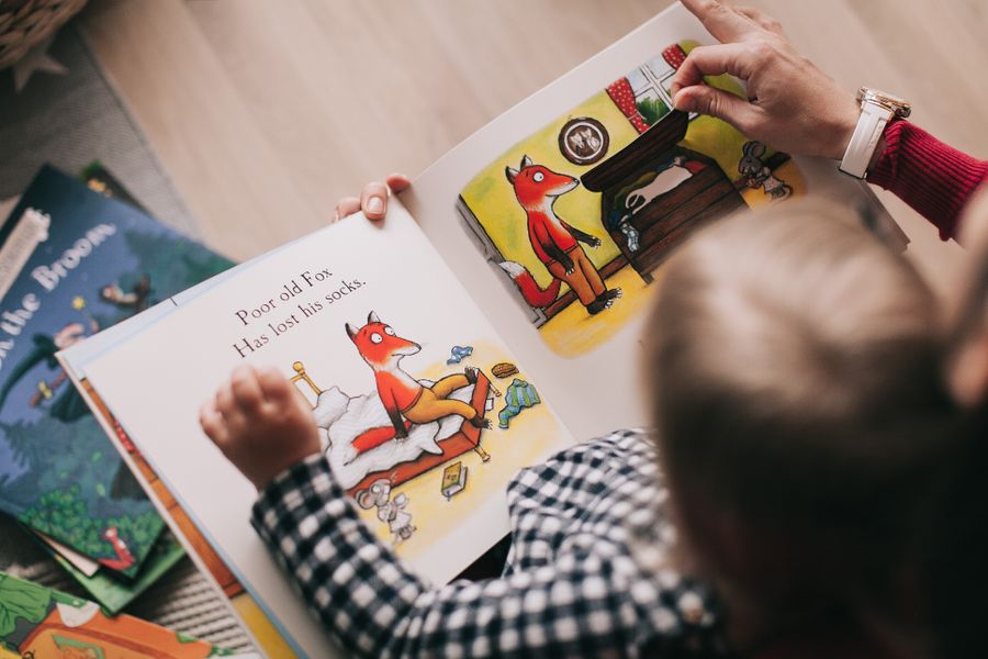 Dijete čita knjigu tijekom učenja jezika